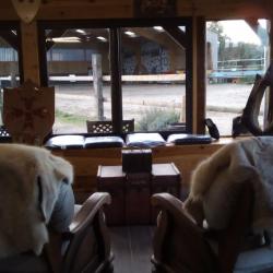 salon accueil auberge avec vue sur les cours